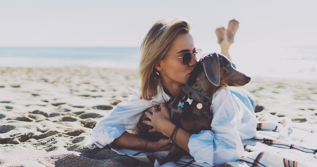 CONSEJOS PARA DISFRUTAR DE UN DÍA DE PLAYA CON TU PERRO